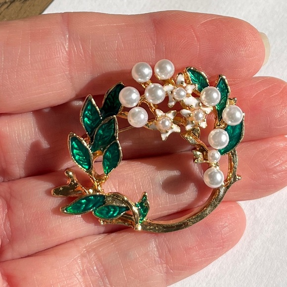 Brooch, wreath, NIP, green,gold& white, circular, 1.5” diam. all year usage - Picture 9 of 9